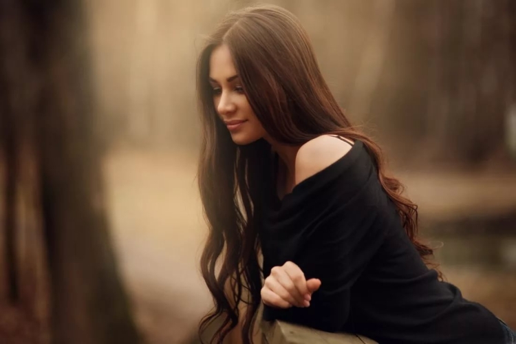 Шатенка девушка