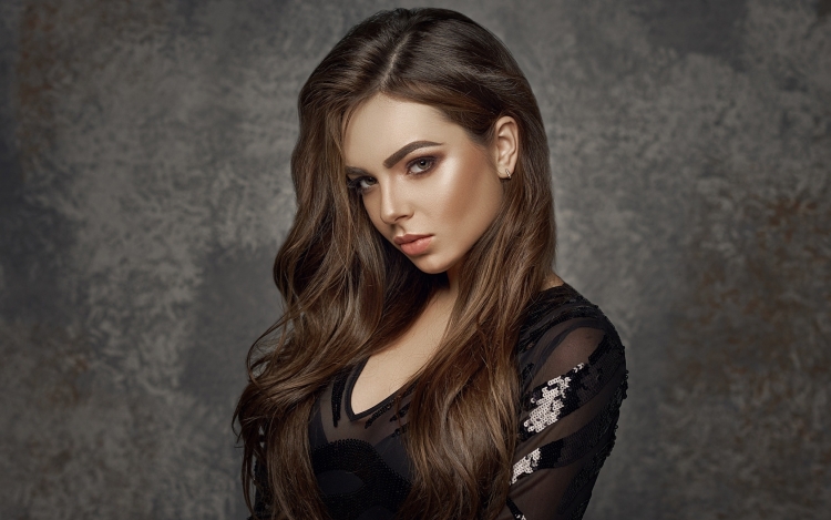 Шатенка девушка