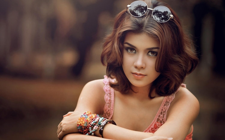 Шатенка девушка