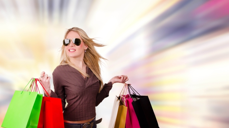 Девушка с пакетами одежды