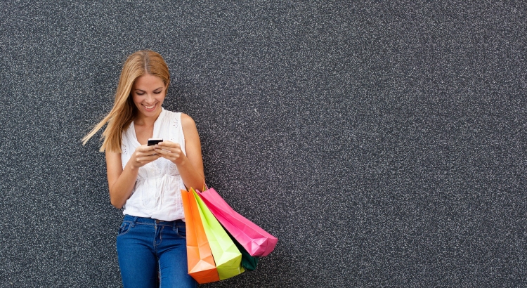 Стильная девушка с пакетами