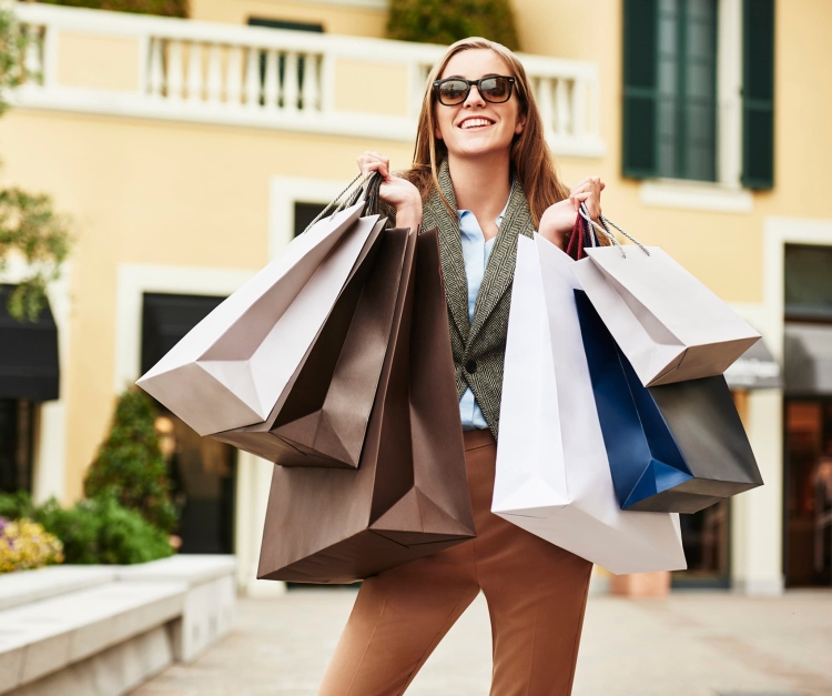 Девушка с розовой сумкой