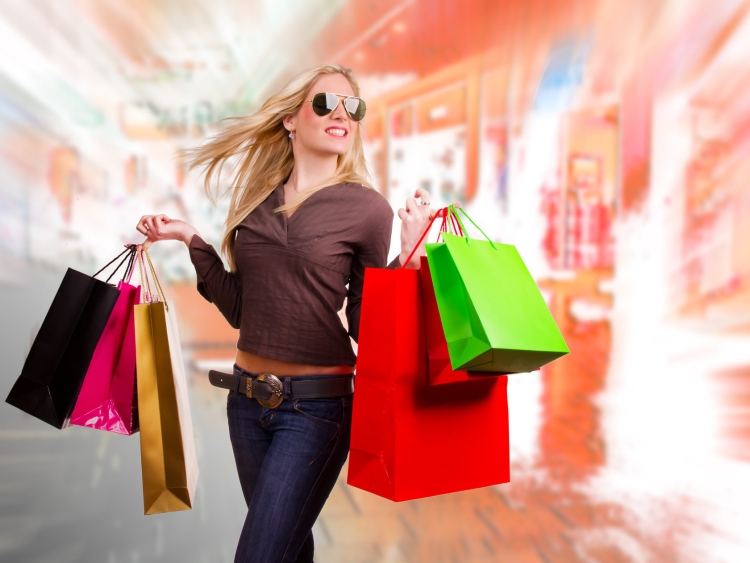 Красивая девушка с покупками