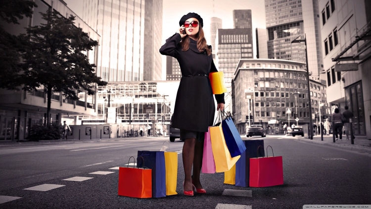 Девушка с покупками