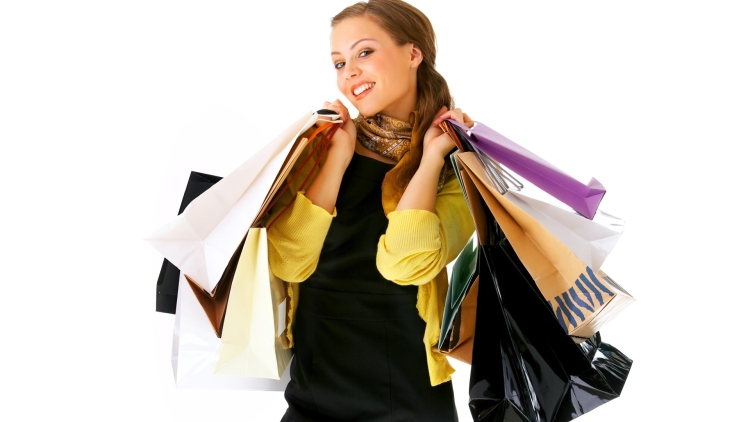 Красивая девушка на шопинге
