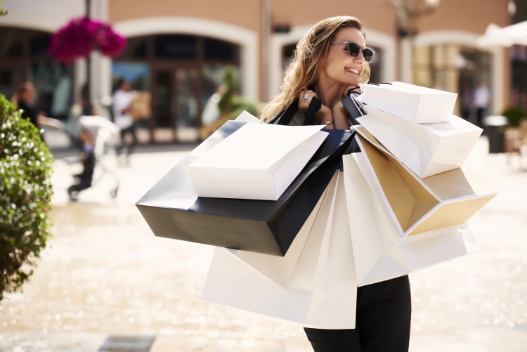 Красивая девушка с покупками