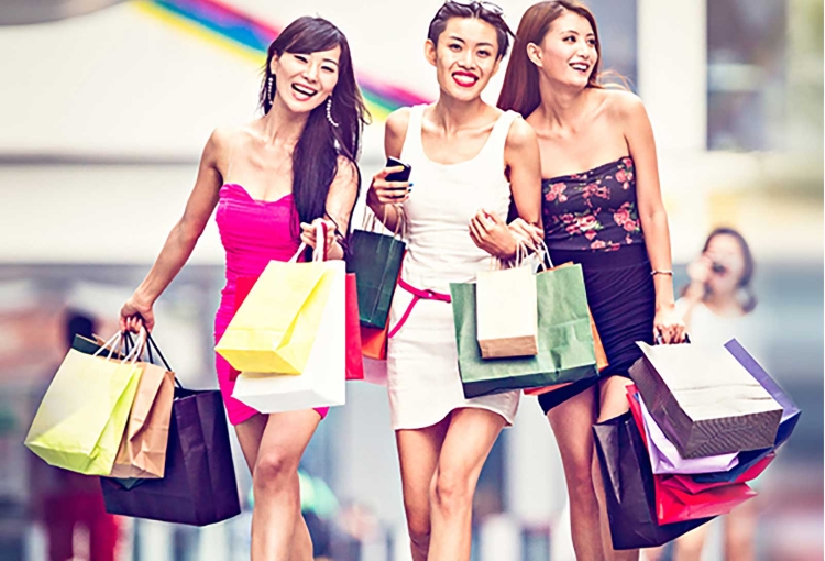 Девушка с покупками