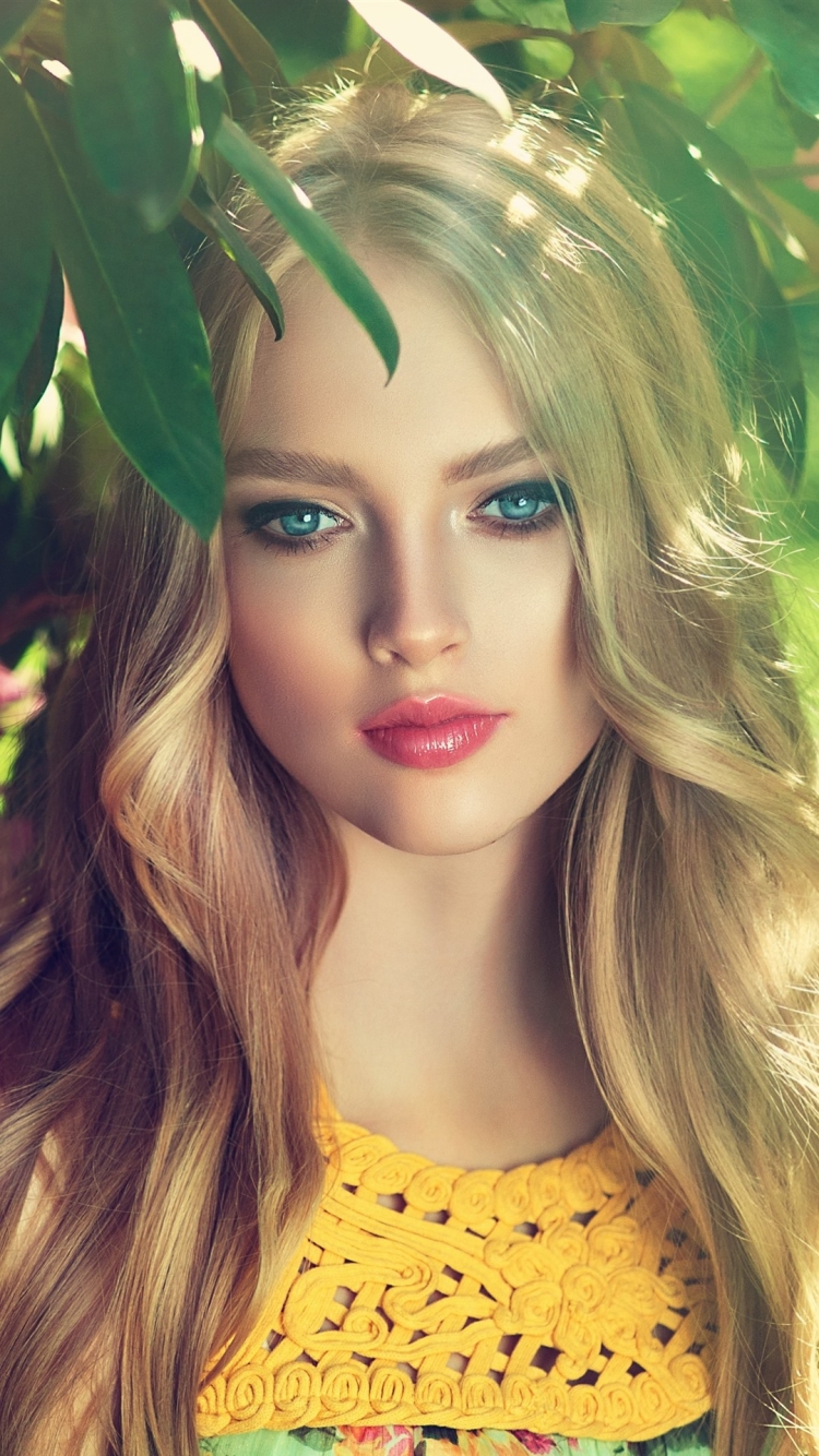 Блондинка с зелеными глазами