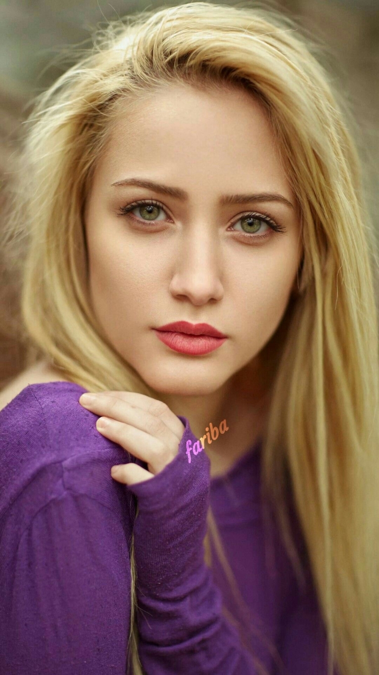 Блондинка с зелеными глазами