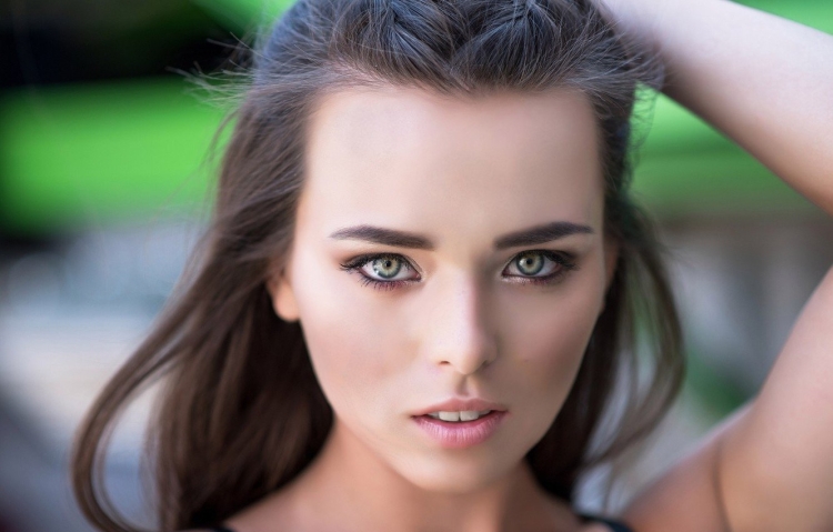 Девушка с зелеными глазами