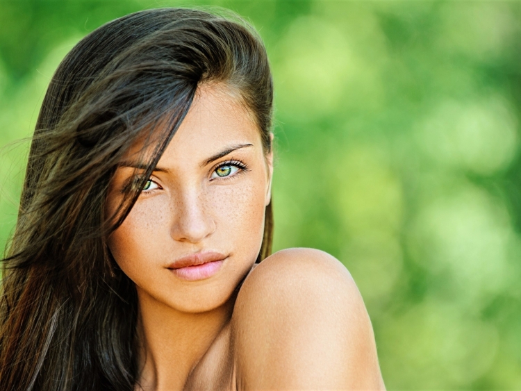 Девушка с зелеными глазами