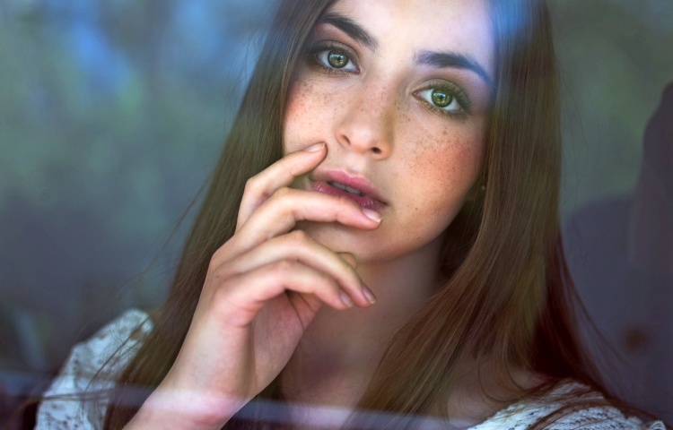 Шатенка с веснушками