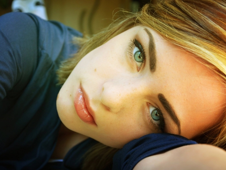 Взгляд девушки зелёными глазами