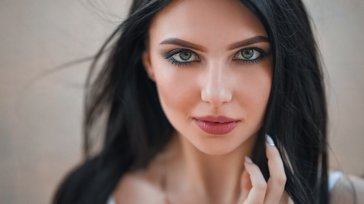 Брюнетка с голубыми глазами