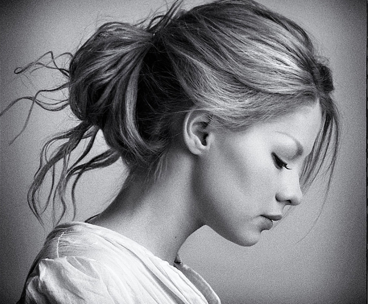 Женщина в профиль