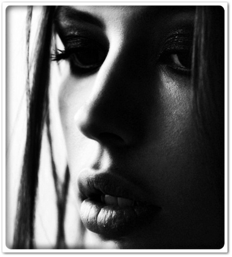 Грустный взгляд девушки