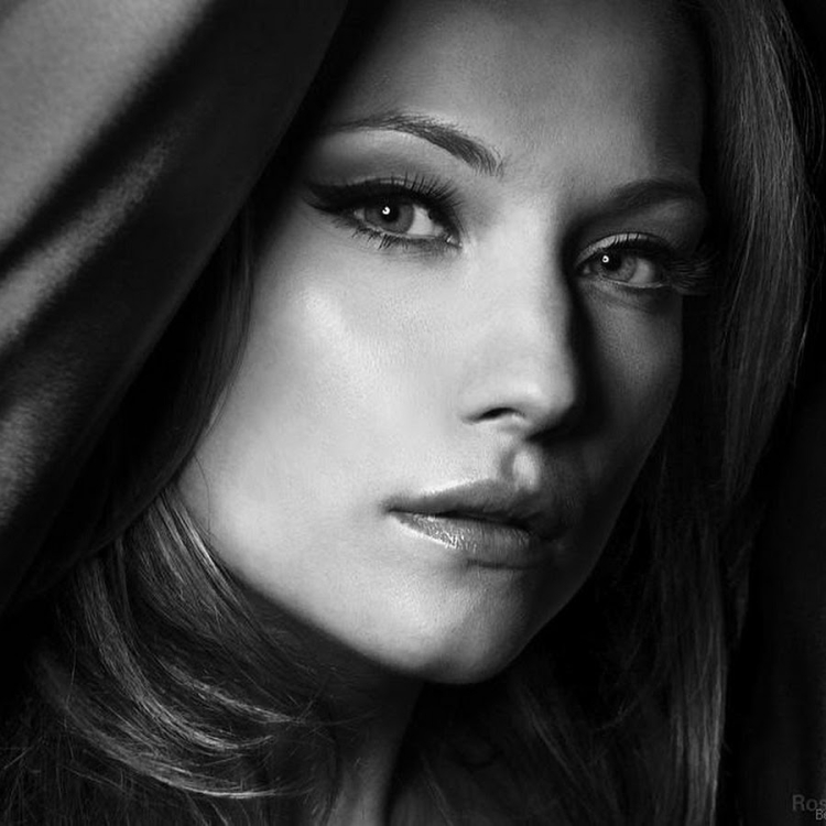 Половина лица девушки