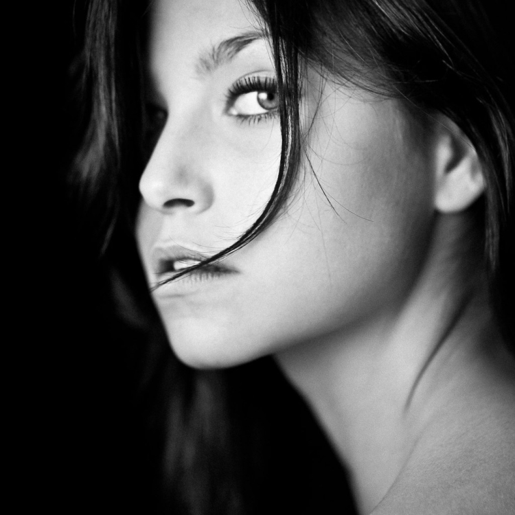 Лицо человека черно белое