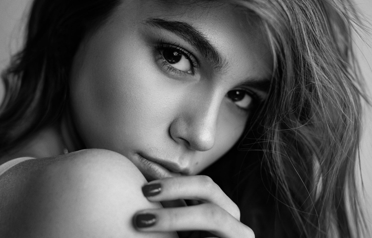 Красивое лицо девушки черно белое