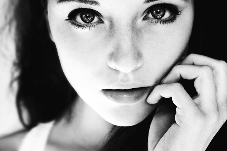 Лицо черно белое