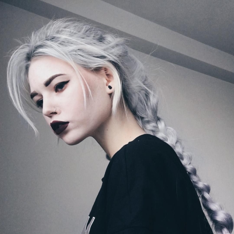 Sarah Marie Karda с белыми волосами