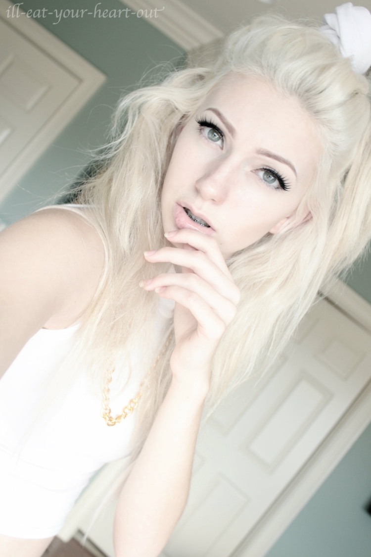 Девушка с платиновыми волосами