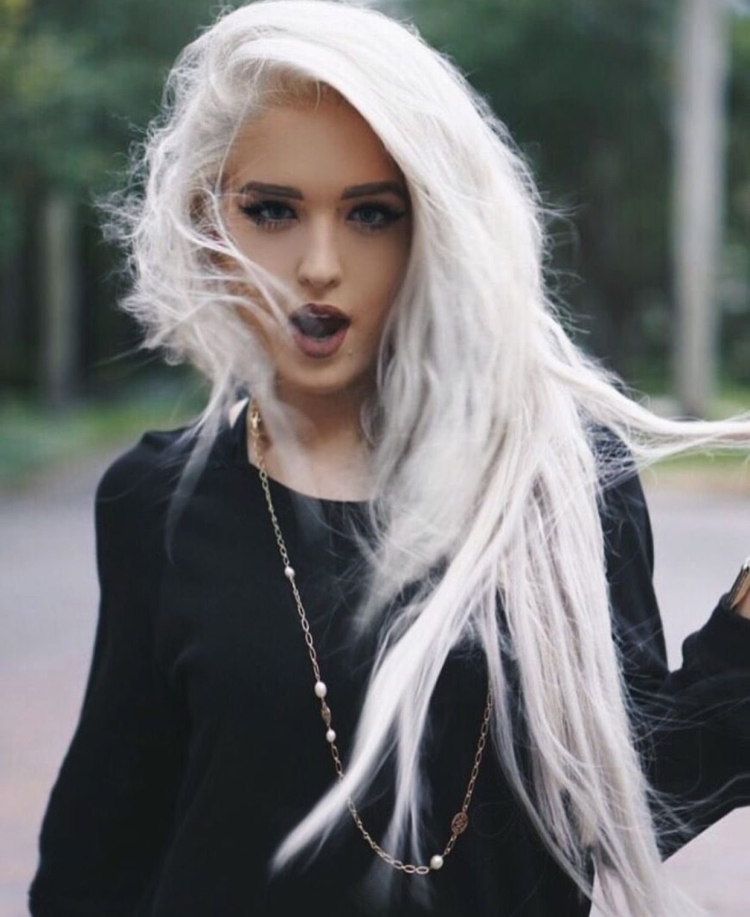 Девушка с белоснежными волосами