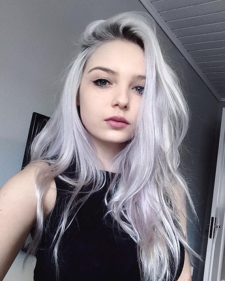 Девушка с длинными платиновыми волосами