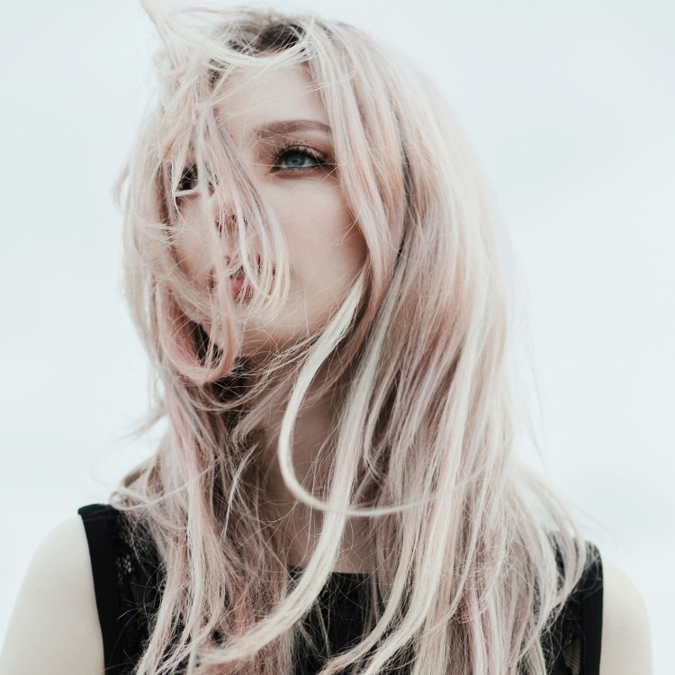 Девушка с белыми волосами