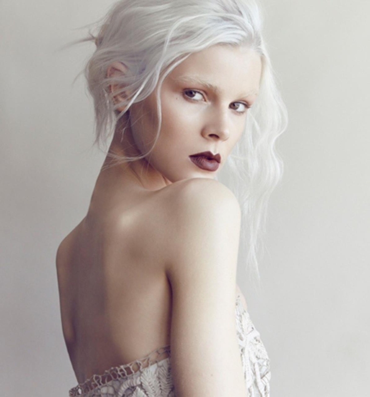 Рианна с белыми волосами