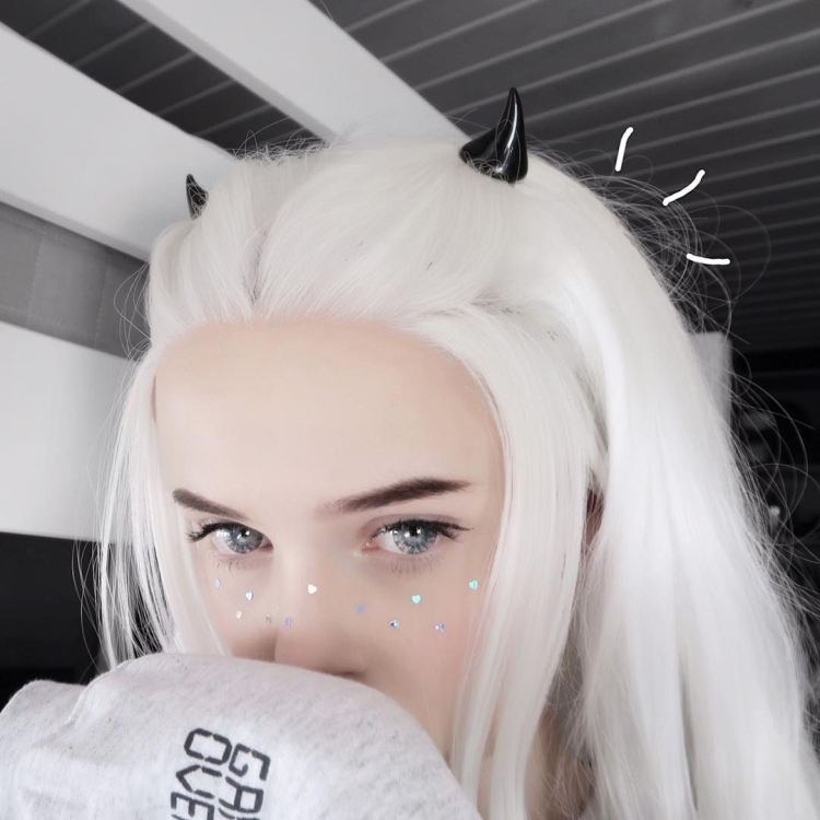 Белые волосы каре