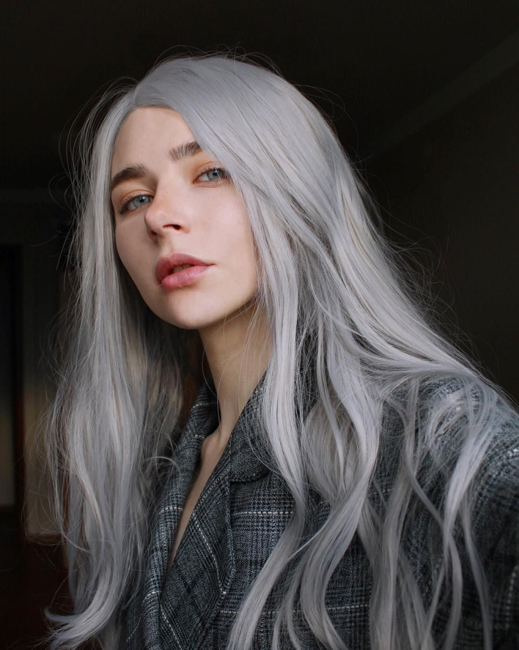 Длинные белоснежные волосы