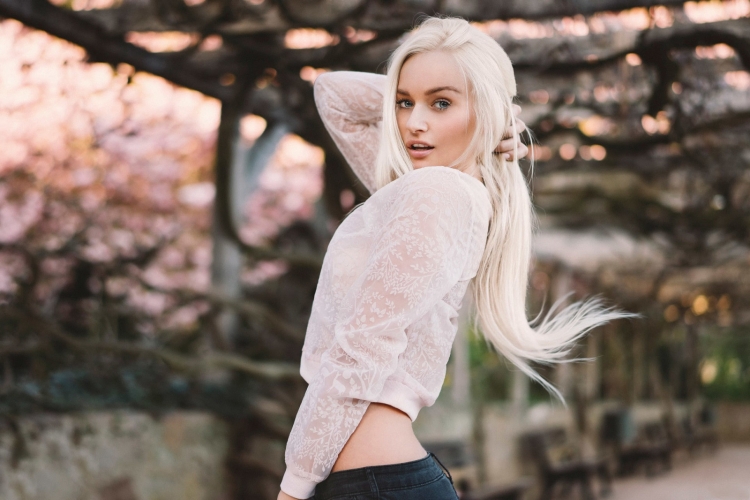 Эшли Джеймс платиновый блонд