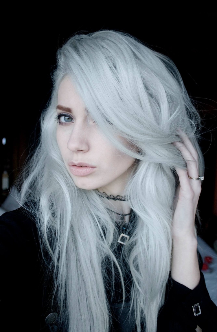 Айси Тенши бледная