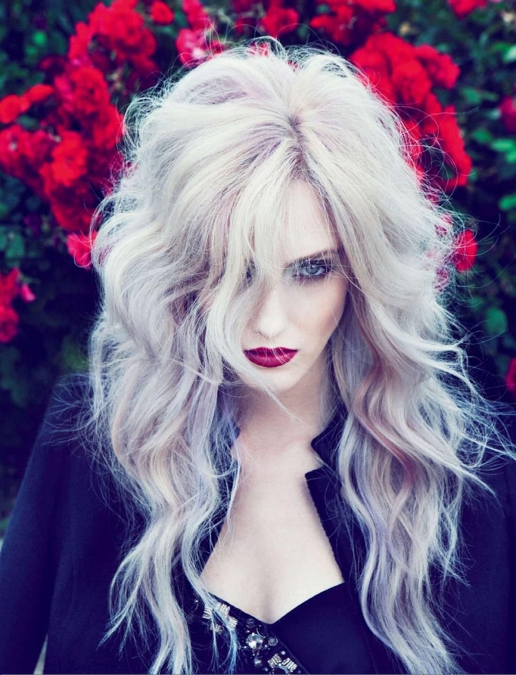 Девушка с белыми волосами