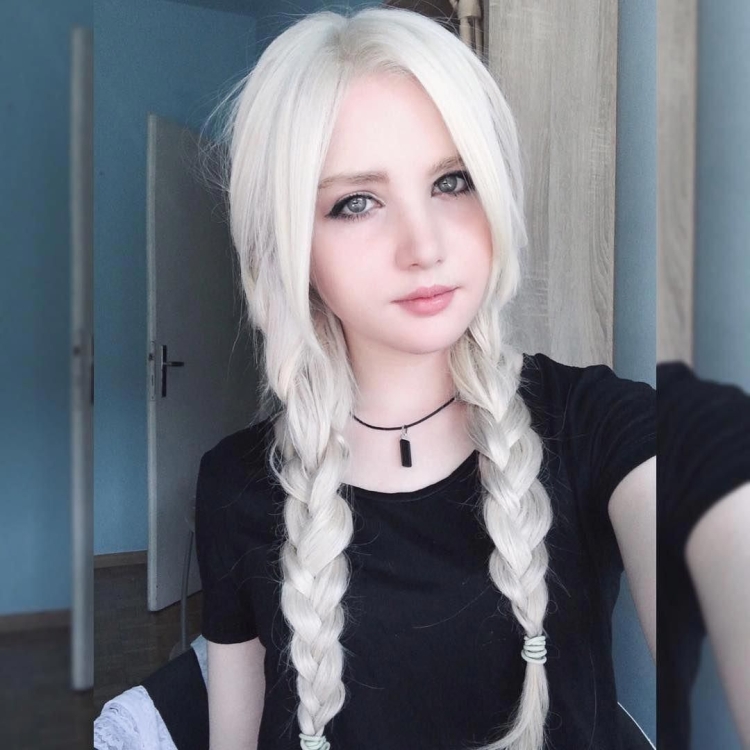 Белые волосы