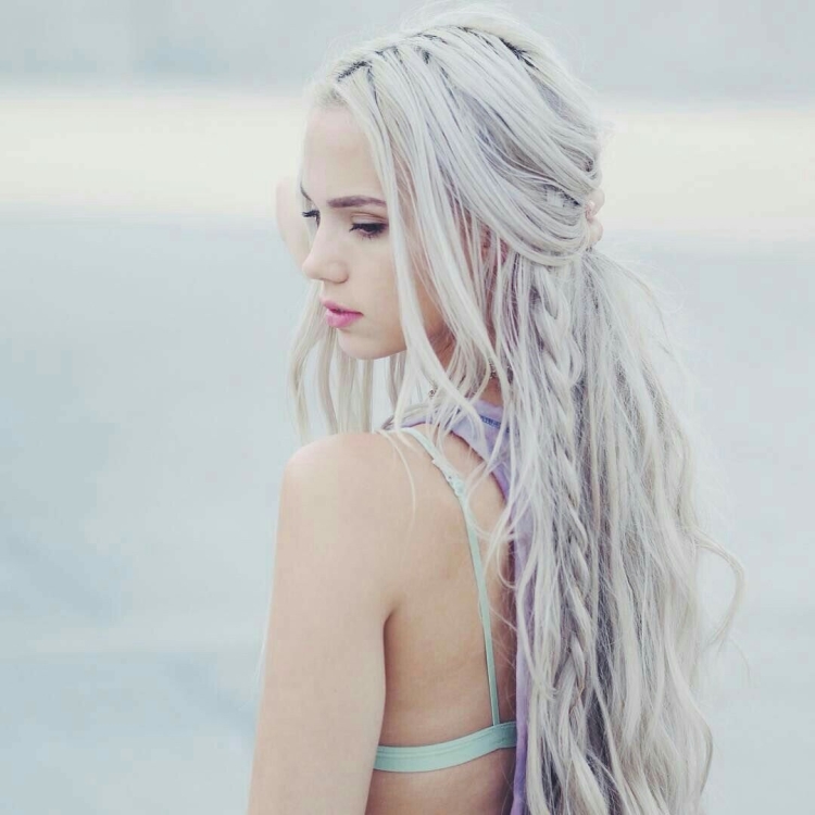 Krystal с белыми волосами