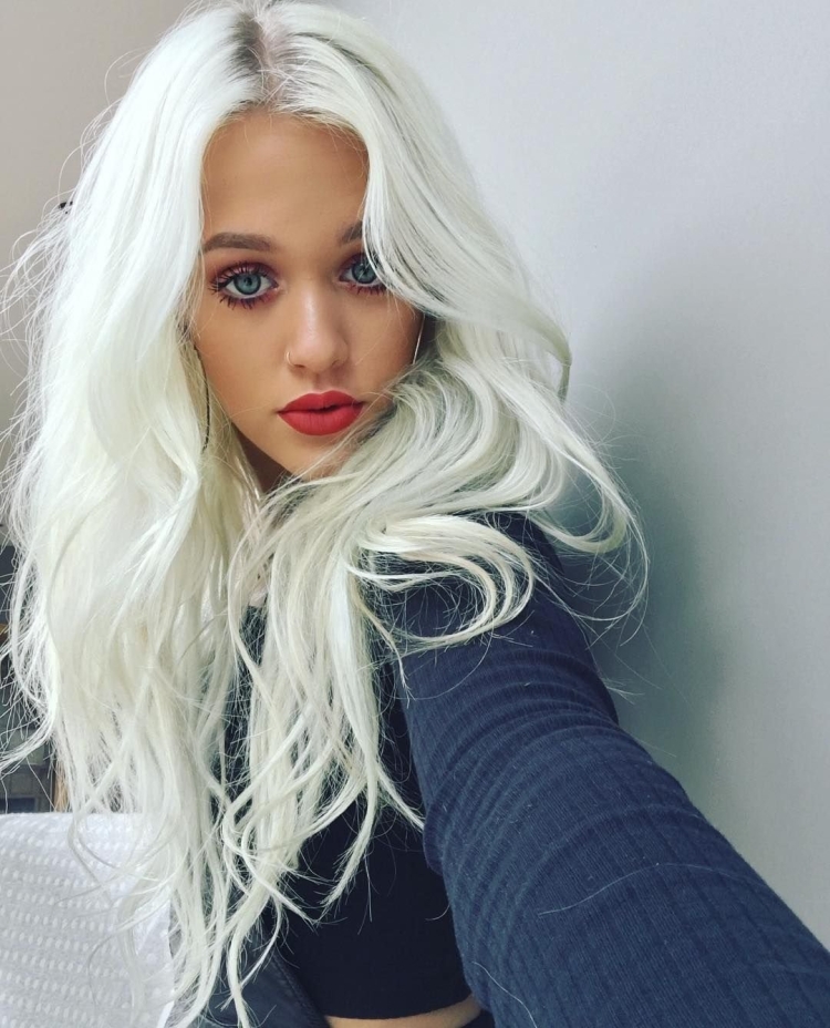 А4 с белыми волосами