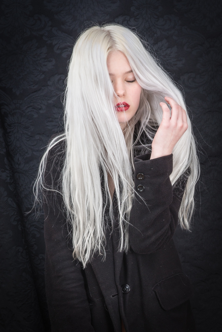 Девушка с платиновыми волосами