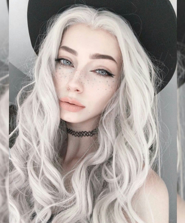 Девушка с белыми волосами