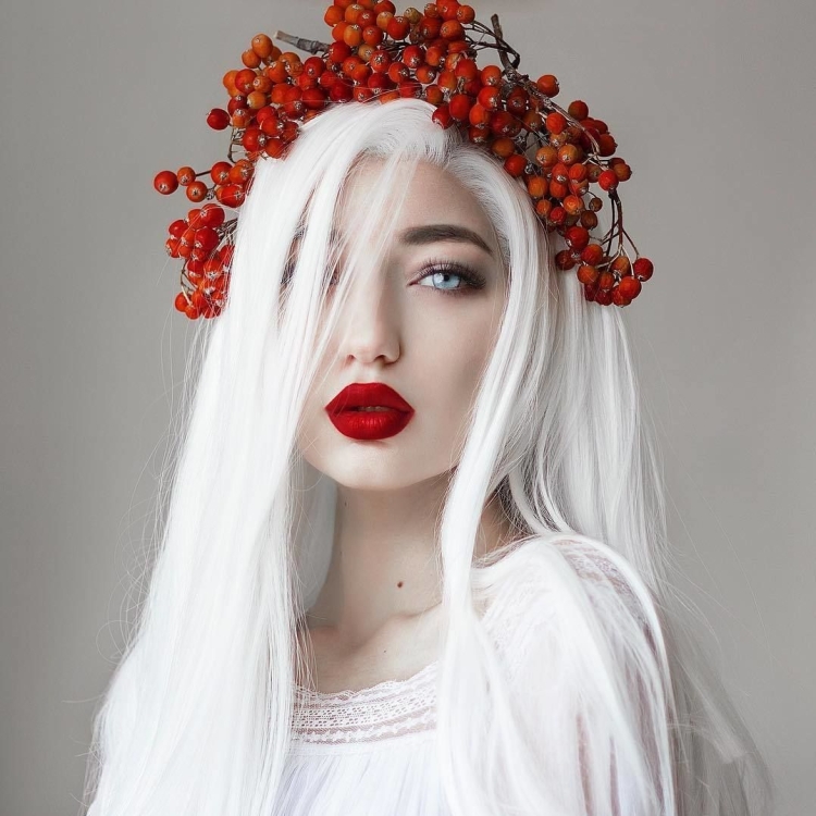 Девушка с белыми волосами