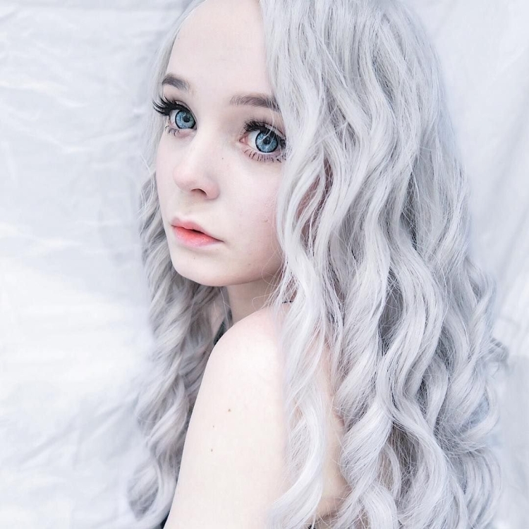 Мишель Олвера с серыми волосами