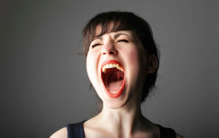 Женщины с открытыми ртами