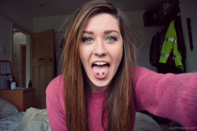 Красивые девушки с проколотым языком