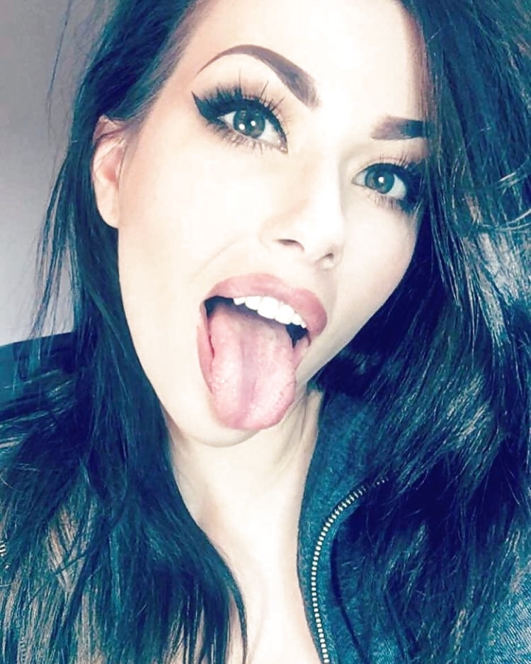 Девушка с высунутым языком