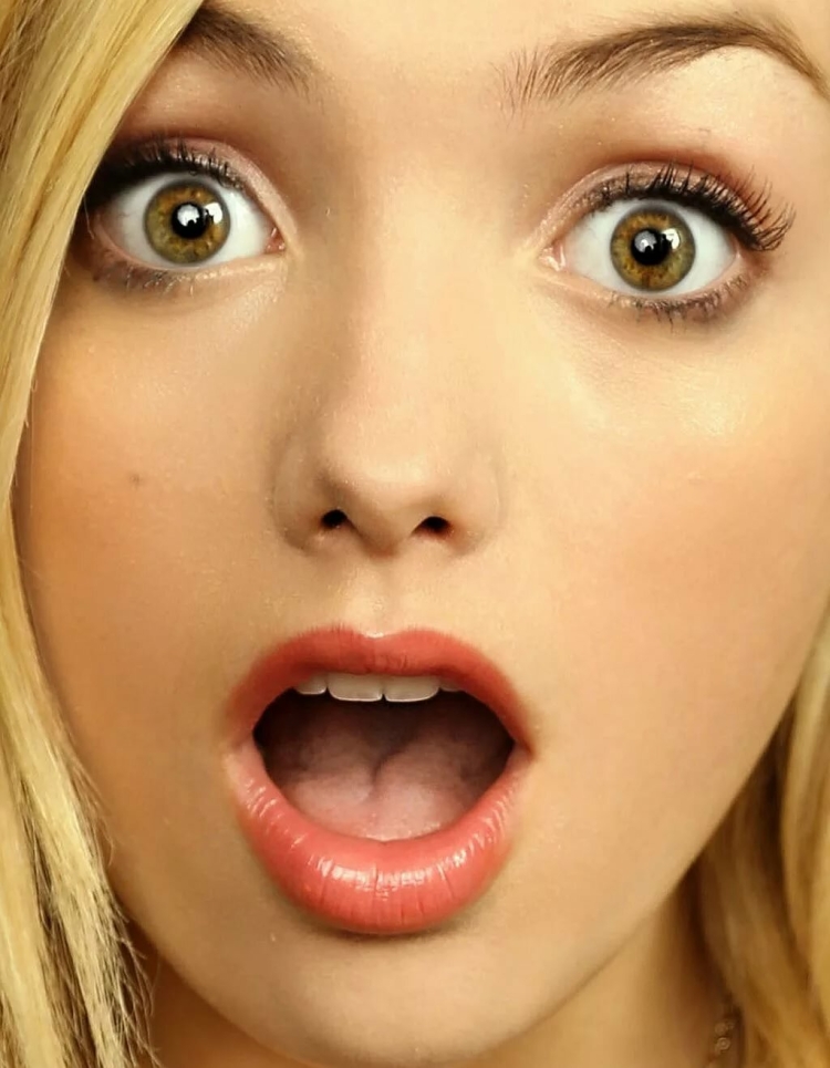 Девушка с открытым ртом