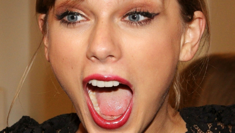 Широко открытый женский рот