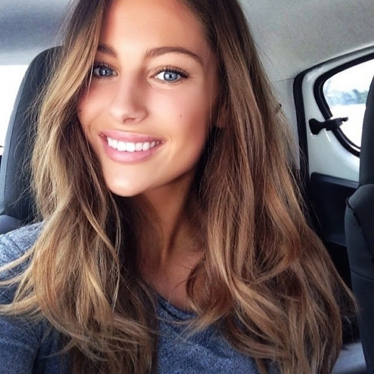 Шатенка селфи