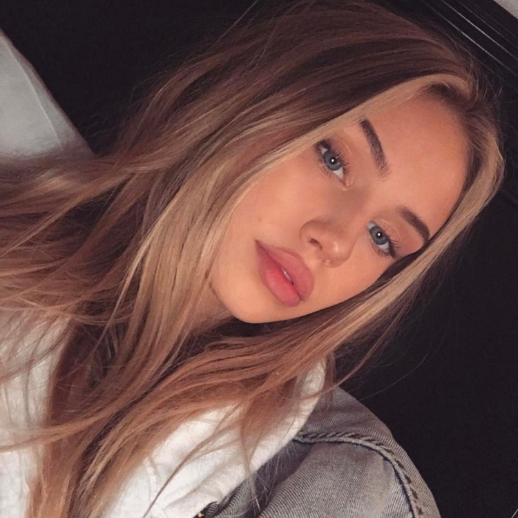 Скарлетт Лейтхолд селфи