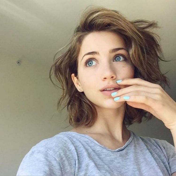 Emily Rudd кадык